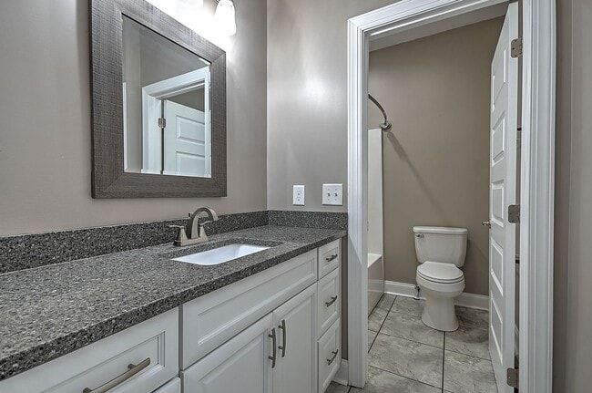 Building Photo - 4 Bedroom / 2.5 Bath Home  Kingsport, TN