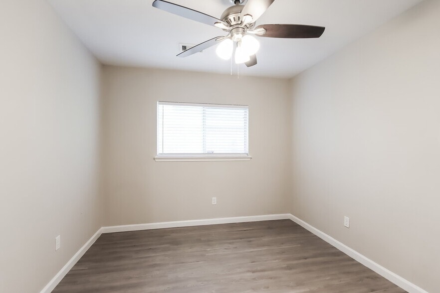 Building Photo - 1615 Trail Oaks Ct