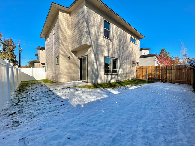 Building Photo - 5899 Castle Dr