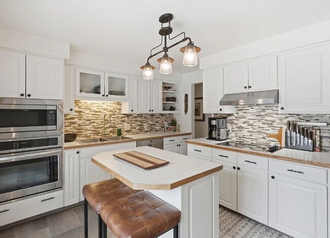 Building Photo - Beautiful 3 Bed 3 Bath located on Military Hill!