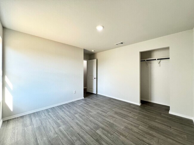 Building Photo - New 4 bedroom, 2 bath in Treaty Oaks Community