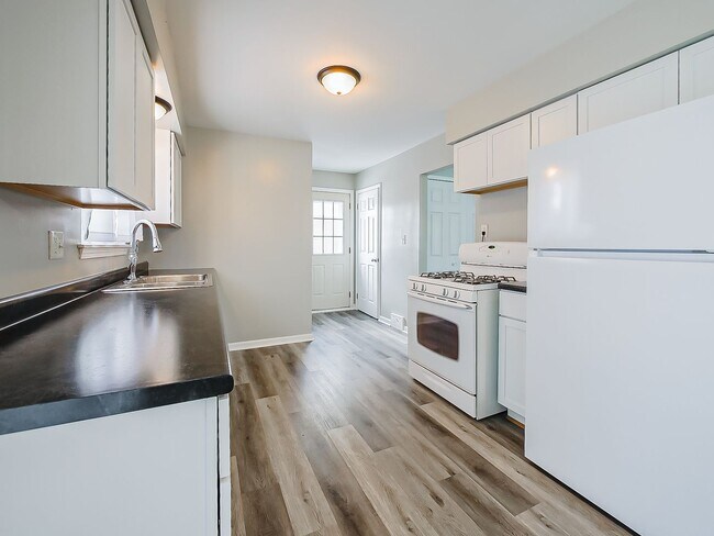 Building Photo - AVAILABLE NOW! Spacious and Inviting Westland Home!