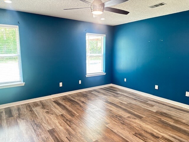 Building Photo - Welcome Home to this 3/2 beautifully Designed for both Relaxation & Entertaining