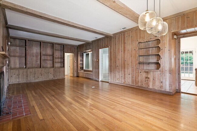 Building Photo - CHARMING ALAMO HEIGHTS COTTAGE