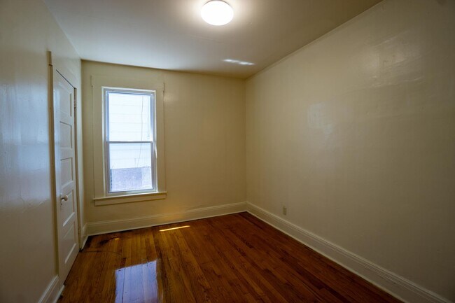 Building Photo - 1217 1/2 Madison Street -  First Floor Apa...