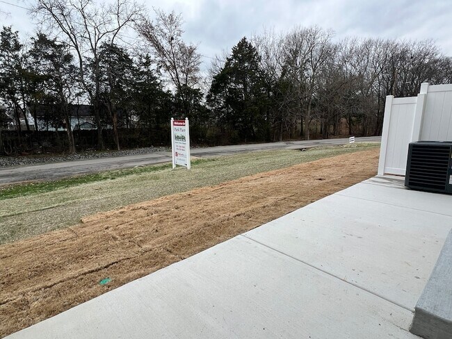 Building Photo - 967 Horse Mountain Rd