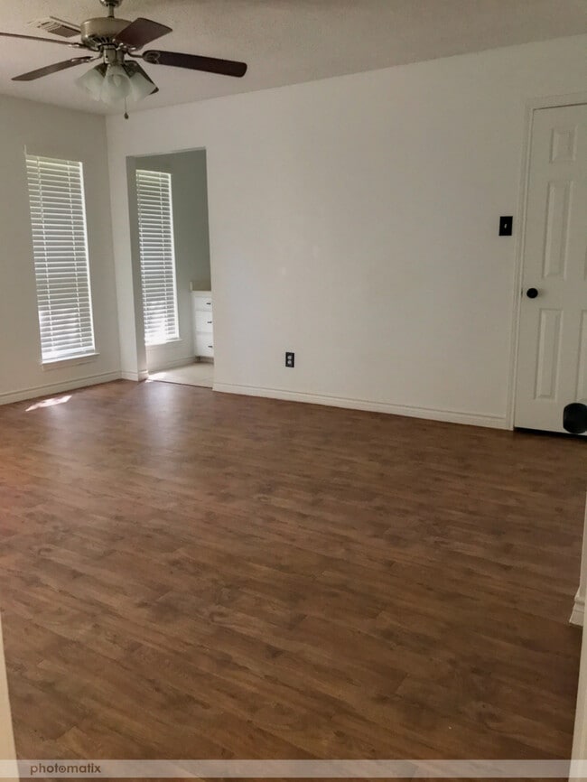 Building Photo - 4912 Shady Oak