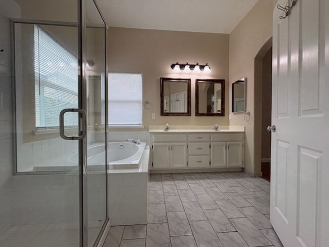 Building Photo - 3 bdrm + den in Woodcreek Oaks