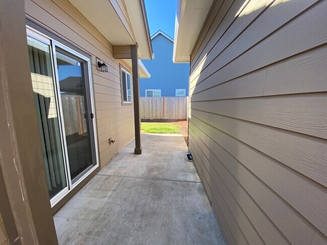 Building Photo - 556