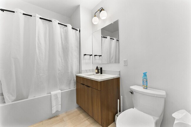 Building Photo - 600 Broadway-SI ID1240273P