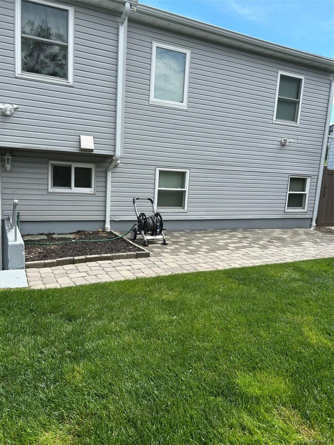 Building Photo - 73 Ellensue Dr