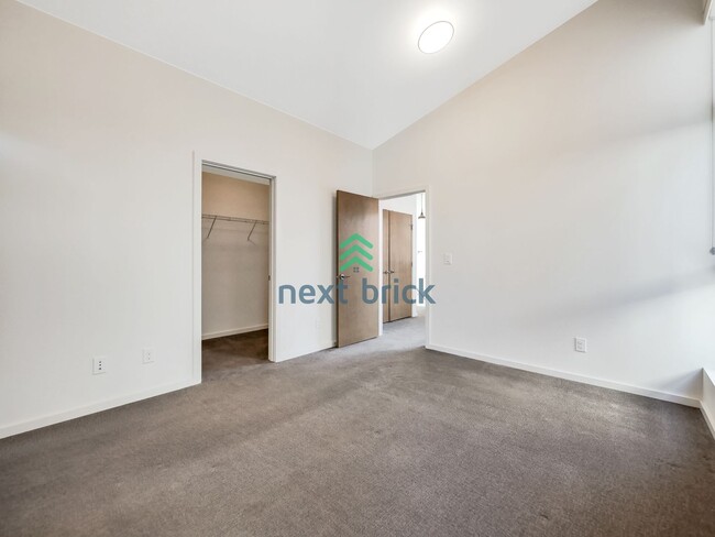 Building Photo - 3 Bed and 2 Bath Luxury Townhome is Availa...