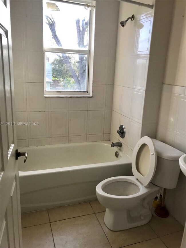 Building Photo - 12124 NE 5th Ave