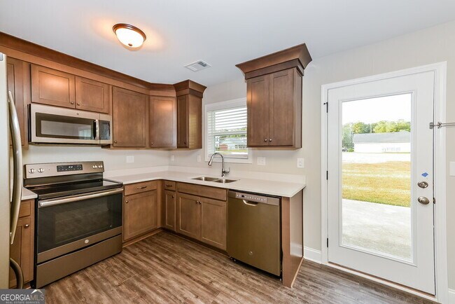 Building Photo - 320 Woodland Ridge Cir