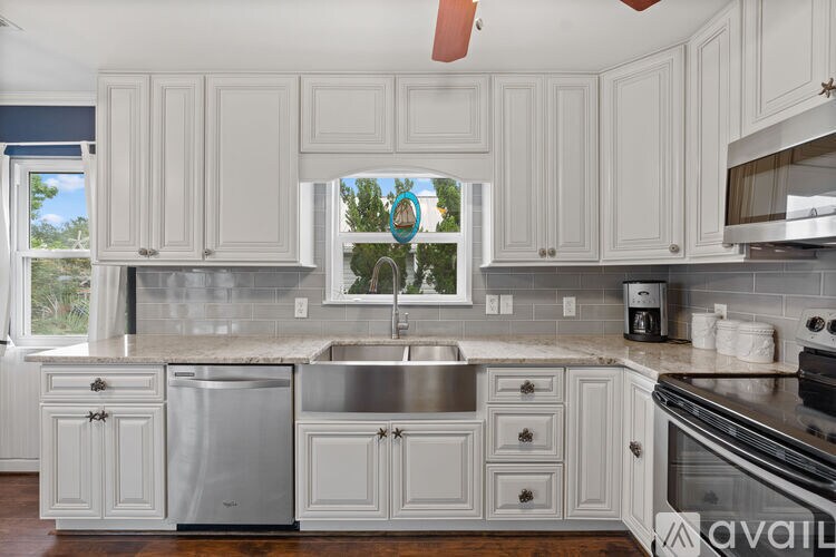 Building Photo - 923 Searidge Ln