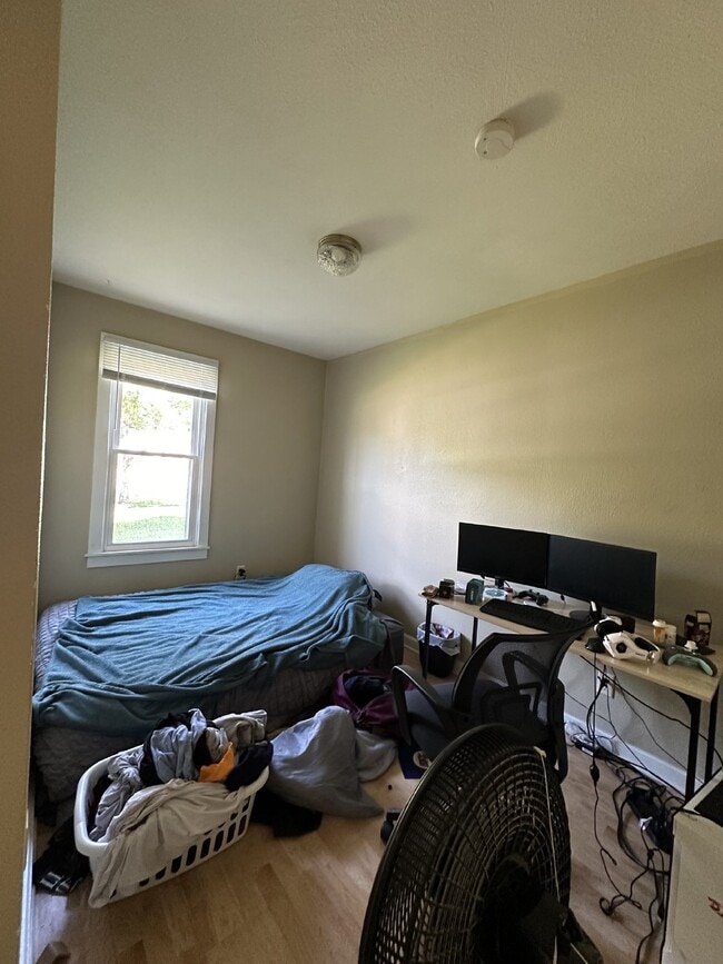 Building Photo - Great 3 bed 1 bath close to campus! Availa...