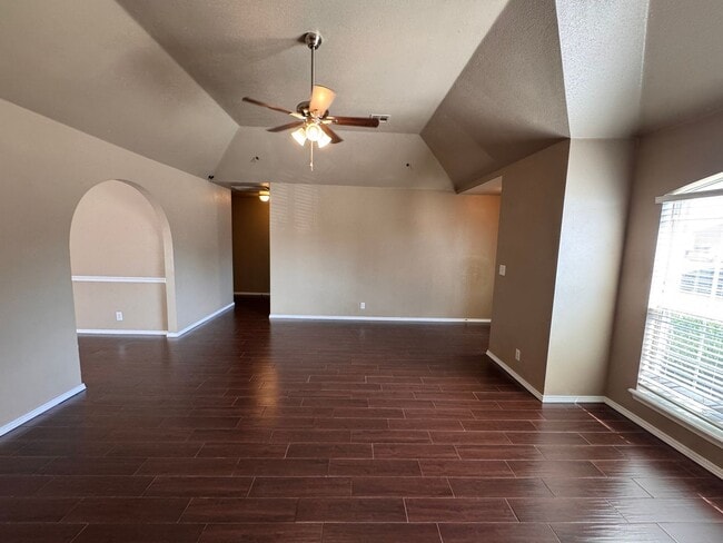 Building Photo - Large 3 bed 2 bath with 2 car garage.
