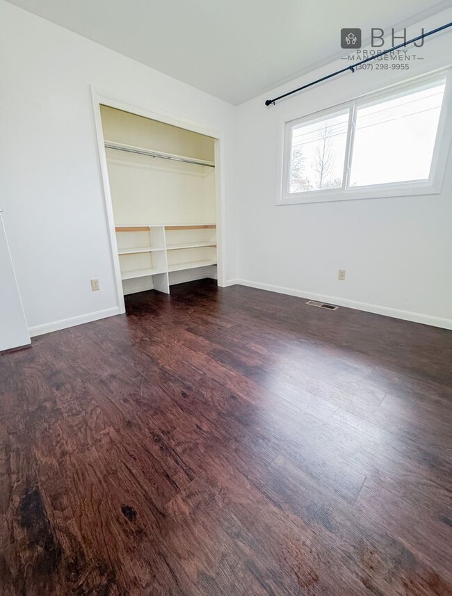 Building Photo - Pet Friendly 2 bed/ 2 bath single family h...