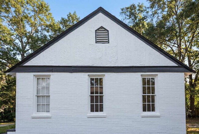 Building Photo - 1111 Henry Ave