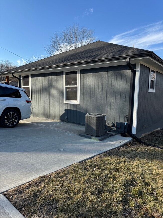 Building Photo - Oak Grove