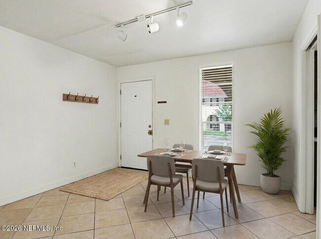 Building Photo - 1557 El Prado Rd