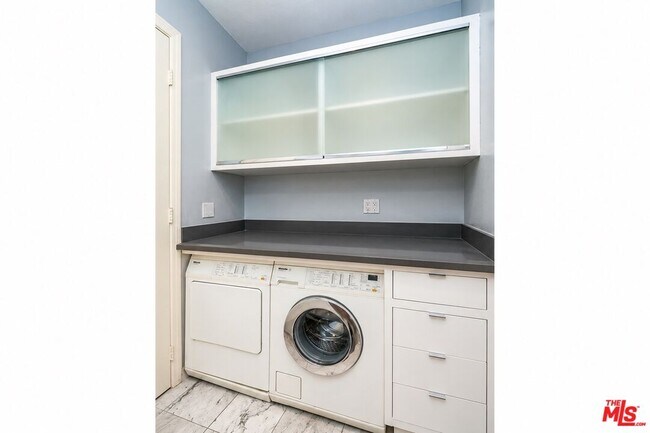 Building Photo - 410 N Oakhurst Dr