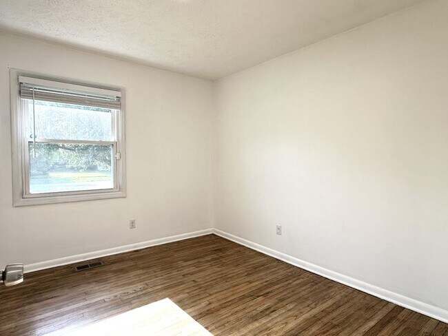 Building Photo - 627 Burgoyne Dr