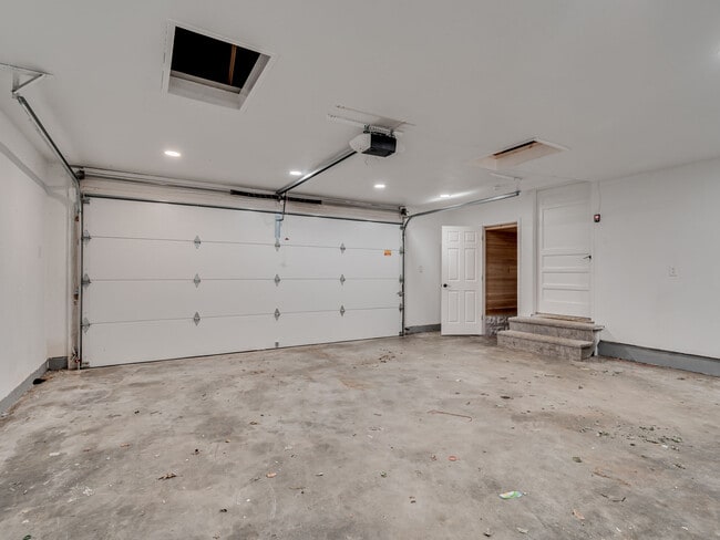 Building Photo - 548 W Wood St