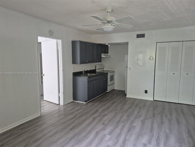 Building Photo - 2022 NW 43 Terrace