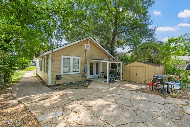 Building Photo - 130 Dalzell St