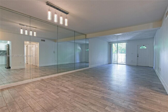 Building Photo - 1655 NE 115th St