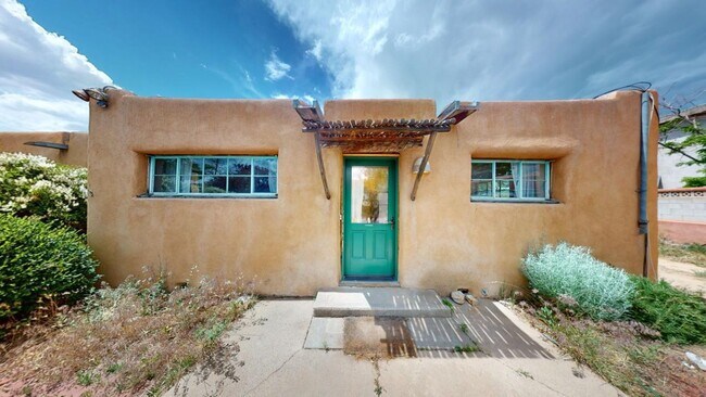 Building Photo - 1424 Agua Fria St