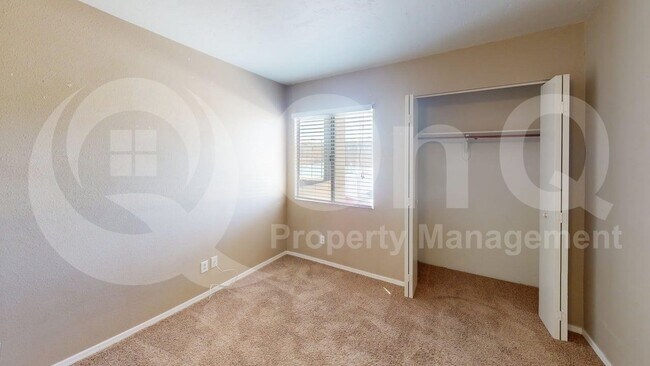 Building Photo - 1810 E Blacklidge Dr