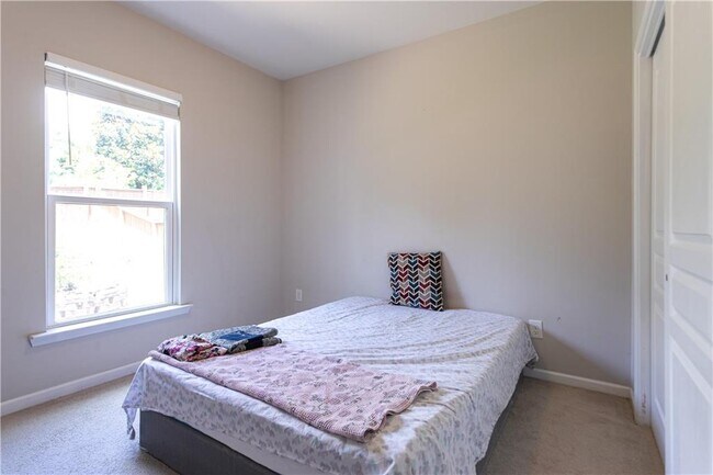 Building Photo - 302 Pebblestone Ln