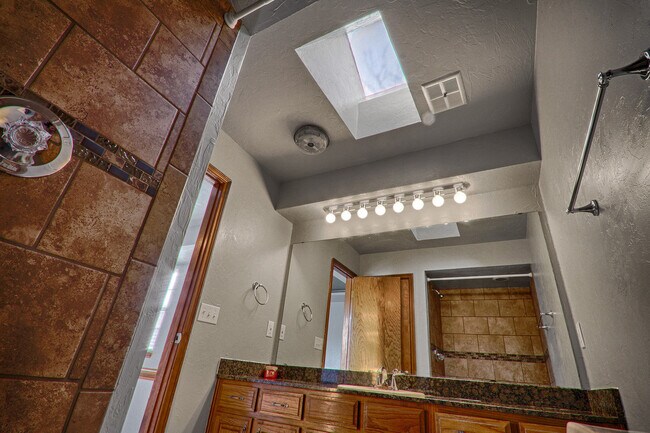 Building Photo - Beautiful house in Yukon 3 bed and 2 bath