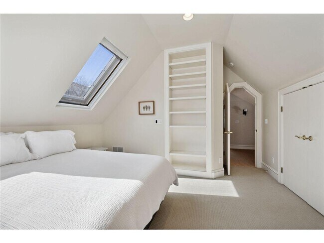 Building Photo - 2810 W Lake of the Isles Pkwy