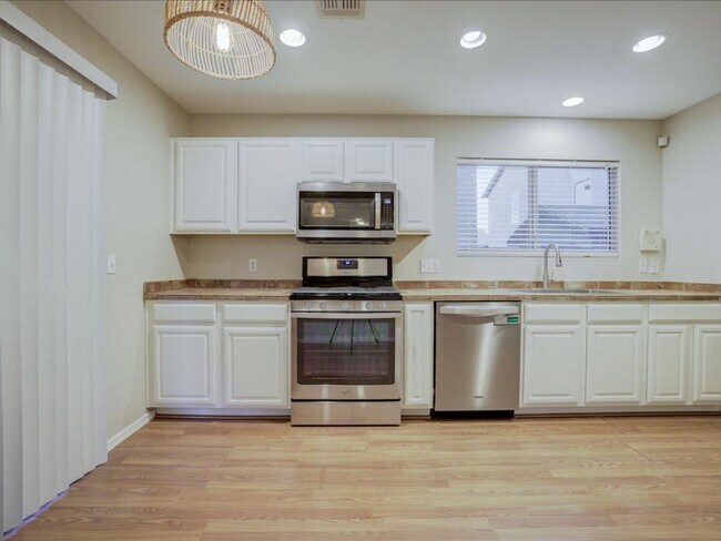 Building Photo - 2 Bedroom, 2.5 Bath