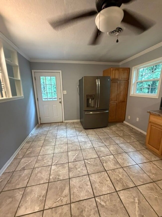 Building Photo - 4040 Lynncrest Dr NE