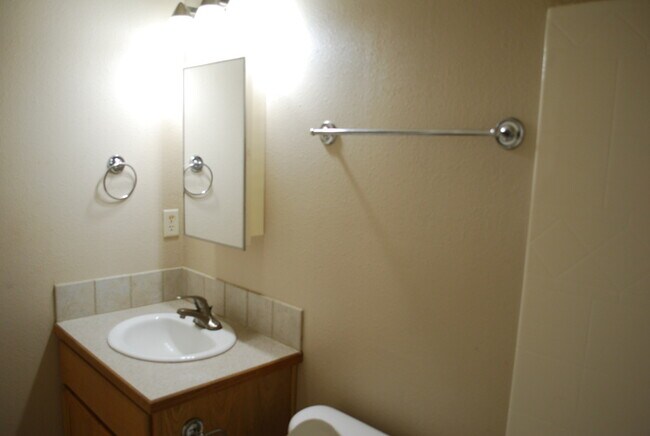 Building Photo - 3 bed Condo in Central Meridian!