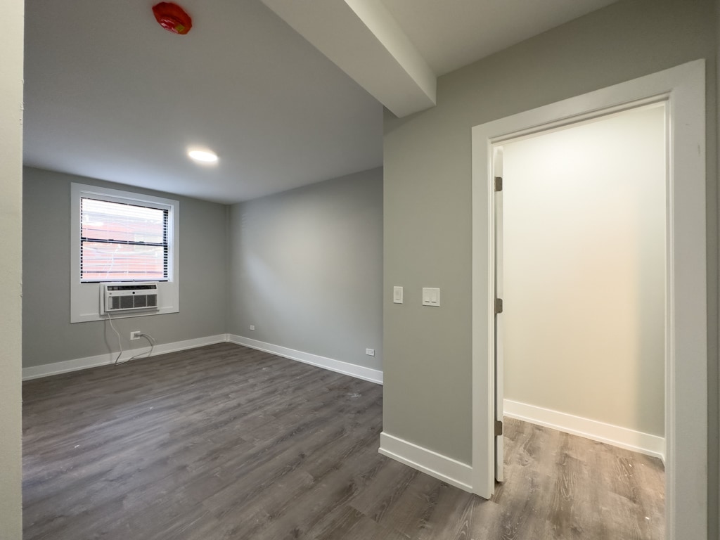 Building Photo - 545 W Belmont Ave
