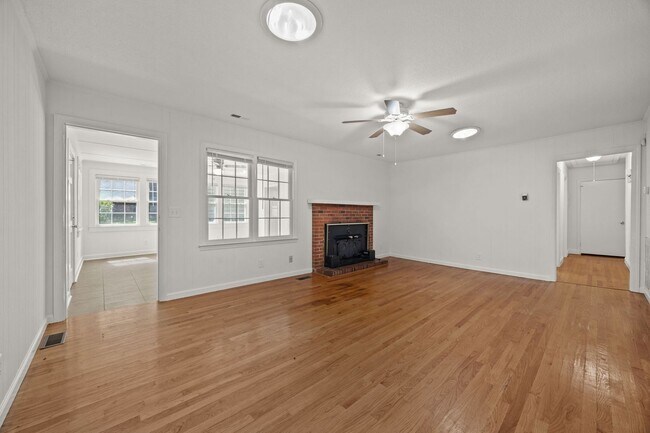 Building Photo - 3 Bed 2 Bath Just Outside Downtown Lilling...