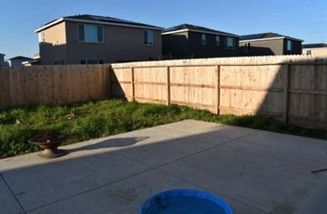 Building Photo - 2447 Quesada Dr