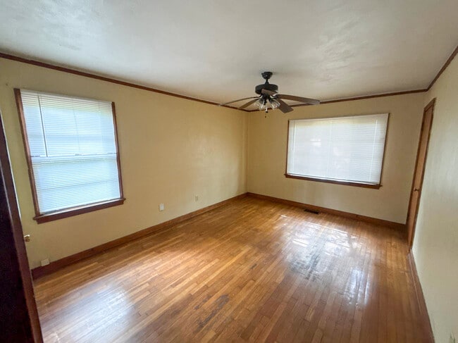 Building Photo - 4005 Oaklawn Dr