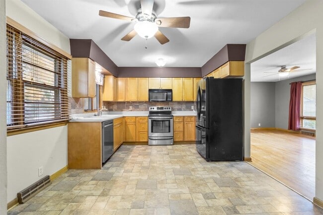 Building Photo - 3032 W 9th St