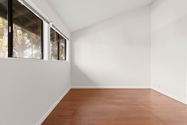 Building Photo - Spacious & Central 3BR/2.5 BA Town Home