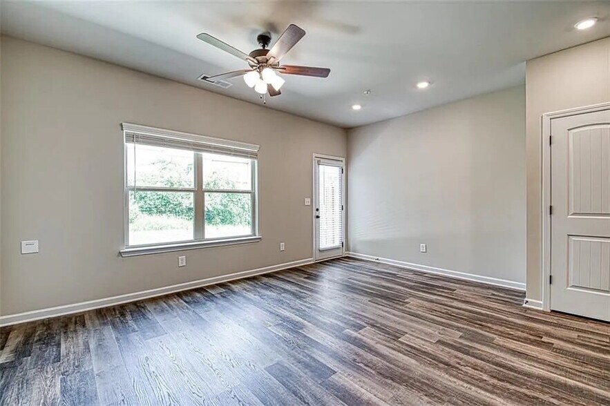 Building Photo - Room in Townhome on Bayrose Cir