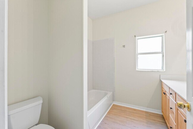 Building Photo - 24 Lakecliff Dr