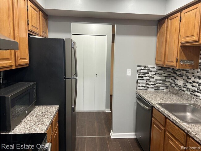 Building Photo - 754 E Fox Hills Dr