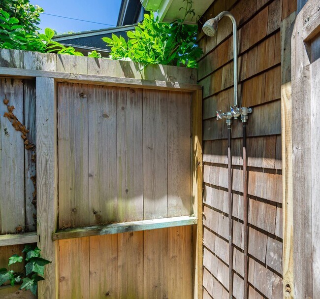 Building Photo - 19 Concord St