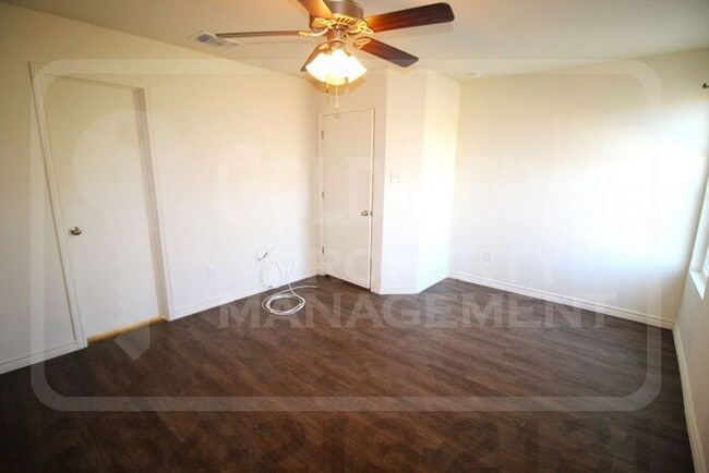 Building Photo - 907 Lasso Dr